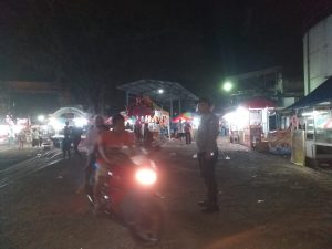 Personil Polsek Kalangbret Amankan Kegiatan Masyarakat Pasar Malam di Pabrik Gula Mojopanggung