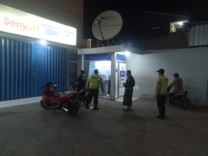 Patroli Harkamtibmas Malam Hari Anggota Polsek Jogoroto Sasar Obyek Vital Perbankan Sekaligus Memberi Himbauan Kamtibmas Kepada Warga Masyarakat Yang Berada Di ATM
