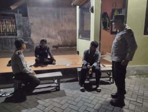 Patroli Mobile, Personil Polsek Gondang Berikan Himbauan Kambtimas Pada Satpam Perumahan
