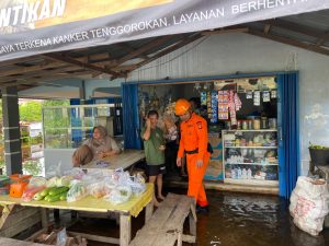 Patroli SAR Jajaran Satbrimob Polda Kalbar Mengantisipasi Jatuhnya Korban Akibat Banjir