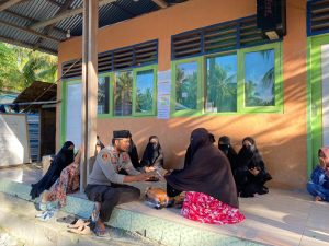 Polri Peduli Generasi Muda, Santriwati Madarisul Quran Terima Sarana Kontak dari Da'i Kamtibmas