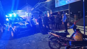 Anggota Polsek Sukorejo Laksanakan Patroli Malam Tegur Anak Nongkrong