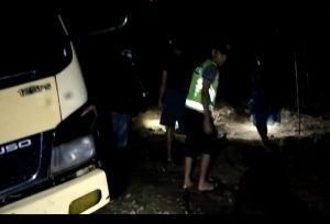 Polsek Pendopo Melaksanakan Evakuasi Truk Terperosok Akibat Tanah Longsor di Jalan lintas Pendopo - Kepahyang