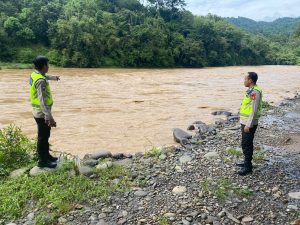 Curah Hujan Tinggi, Anggota Piket Polsek Talang Padang Melaksanakan Pengecekan Debit Air