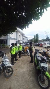 Pasukan Polwan Polrestabes Palembang Amankan Sholat Jumat di Masjid Baitul Mutaqim (PT.KAI)