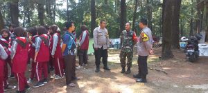Polsek Pasawahan Bersinergi dengan Anggota Babinsa, Cegah Gangguan Kamtibmas Selama Kegiatan Camping di Buper Cikole Padamatang