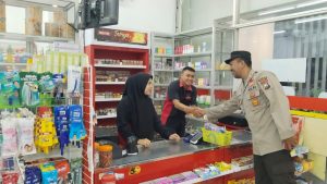Anggota Polsek Kunjang Giat Sambang di Minimarket 