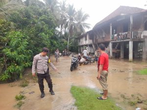 Personel Bhabinkamtibmas Polres Oku Pantau Perkembangan Meluapnya Air Sungai Ogan Ke Pemukiman Desa Binaan