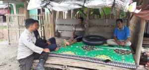 Bhabinkamtibmas Desa Tanjung Menang Patroli sekaligus himbauan dan berkoordinasi dengan warga