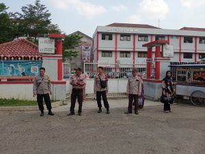 Personil Polsek Dayeuhkolot Laksanakan Pengamanan Pengumuman Kelulusan Siswa kelas XII SMA Telkom Bandung