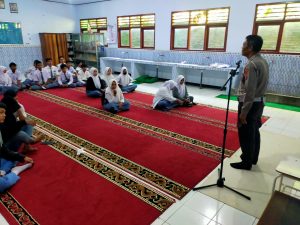 Panit Lantas Polsek Warujayeng Beri Motivasi Siswa SMA Muhammadiyah Tanjunganom