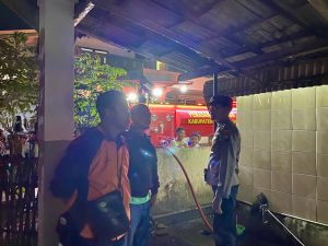 Anggota Polsek Kraksaan Bersama Pemadam Kebakaran Mendatangi Kebakaran di Dusun Asem Kandang Rt. 002 Rw. 003 Desa Asembagus Kecamatan Kraksaan.