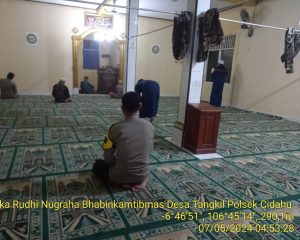 Polsek Cidahu Polres Sukabumi Sambangi Masjid Jami Assa'adah: Safari Sholat Subuh Berjamaah untuk Kekompakan dan Keselarasan