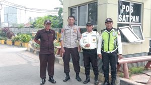 Panit Pam Waster dan Personil Sat Pamobvit Polresta Tangerang melaksanakan patroli dialogis di Kawasan Industri dan Pergudangan Cikupamas.