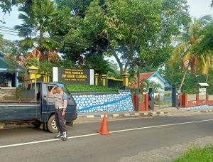 Anggota polsek lumbang laksanakan poros lalu lintas pagi, di depan sekolah Smk 1 Lumbang.