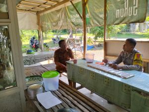 Aipda Sudarsono, Bhabinkamtibmas Desa Kedungrejo, Sambangi Perangkat Desa dalam Sinergi Pembinaan Kamtibmas