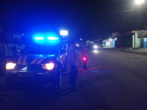 Antisipasi Aksi Balap Liar Pada Malam Hari, Petugas Polsek Udanawu Laksanakan Patroli Blue Light di Jalan Raya Kediri-Blitar