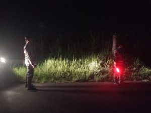 Antisipasi Tindak Kejahatan dan Kriminal Pada Malam Hari di Kawasan Persawahan, Polsek Udanawu Laksanakan Patroli Rutin