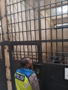 Personil Polsek Patumbak Menggelar Pengecekan Rutin Ruang Tahanan Di Mako Polsek Patumbak.