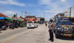 Antisipasi Kepadatan Arus Lalu Lintas, Personil Polsek Blega Polres Bangkalan Laksanakan Pengamanan dan Pengatur Lalin