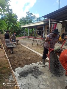 Bhabinkamtibmas Polsek Besuki Ikut Kerja Bakti Bersama Warga Pengecoran Jalan Desa Tanggulkundung