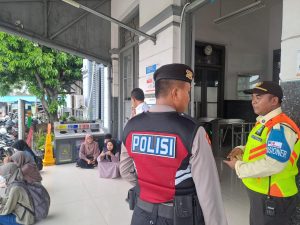 Sentuhan Kemanusiaan: Patroli Dialogis Sat Samapta di Stasiun Kereta Kota Serang