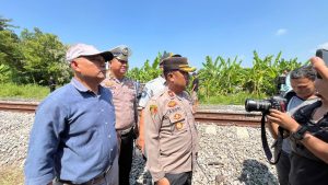 Polres Pasuruan Kota Bersama Warga dan PT KAI Bantu Evakuasi Korban Tabrak Kereta API di Kecamatan Rejoso