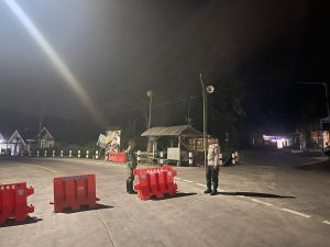 Polsek Candipuro Laksanakan Penyekatan Jalur Lumajang-Malang Via Piket Nol Ditutup Akibat Tanah Longsor