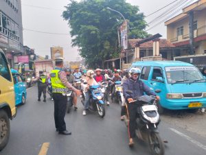 Antisipasi Kemacetan Pagi, Unit Lantas Polsek Sukalarang Laksanakan Gatur Lalin Saat Jam Masuk Karyawan