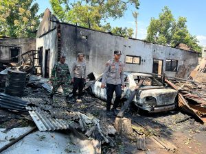 Kapolsek Kraksaan Kompol Sujianto SH.MM Mendatangi Lokasi Kebakaran Di Desa Kandang Jati Kulon