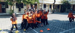 Polisi Sahabat Anak :  Bhabinkamtibmas Timuran Ajak Anak SD Bermain dan Belajar Bersama