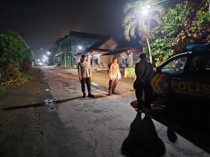 Petugas Patroli Polsek Udanawu Rutin Laksanakan Patroli Pemukiman Warga Sebagai Upaya Cegah Aksi Pelaku Kejahatan di Malam Hari