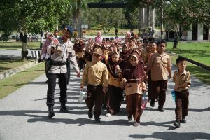 Terima Kunjungan Anak SD Insan Mandiri Kendari, Brimob Sultra Kenalkan Tugas Pokok Korps Brimob Polri