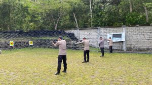 Pertajam Kemampuan, Personel Satbrimob Polda Kalteng Latihan Menembak