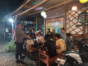 Sambangi Remaja Yang Sedang Nongkrong, Patroli Polsek Pegandon Ajak Remaja Jaga Kamtibmas