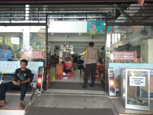 Anggota Polsek Ringinrejo Giat Patroli Sambang di Minimarket 