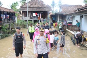 Pasca Banjir Besar Di Kabupaten Oku, Polres Oku Pantau Masih Terdapat Beberapa Wilayah Masih Terendam Air