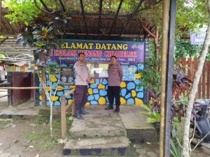 Keselamatan Wisatawan Utama: Kanit Binmas Polsek Ciomas Polresta Serkot Sambangi Tempat Wisata untuk Berikan Himbauan dan Jamin Keamanan
