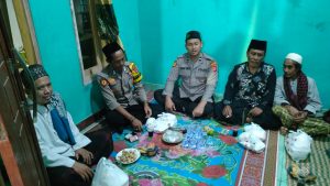 Kehadiran Damai: Kanit Binmas dan Bhabinkamtibmas Polsek Ciomas Polresta Serkot Polda Banten Bergabung dalam Pengajian Malam Warga