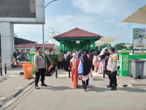 Wujud Komitmen: Anggota Polsek Kasemen Polresta Serkot Polda Banten Terus Aktif Jaga Keamanan di Wisata Religi Banten Lama