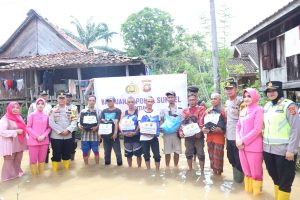 Bantuan Sembako Dari Kapolda Sumsel Untuk Korban Banjir Di Oku Langsung Distribusikan Ke Warga Oleh Polres Oku