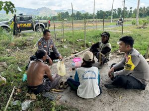 Personel Polsek Mlandingan Melaksanakn Jumat Curhat Bersama Para petani di dusun trebungan