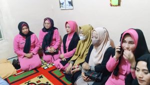 Personil Polres Polman dan Kapolsek Tinambung Bersama Bhayangkari Ranting Melayat Kerumah Anggota Berduka