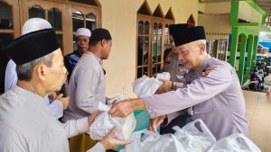 Bagikan Ratusan Nasi Kotak, Polisi di Sukabumi Ajak Warga Aktif Jaga Kamtibmas