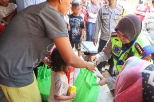 Kapolresta Cirebon Pimpin Patroli Roda Dua Berikan Bantuan Kepada Anak Asuh Stunting