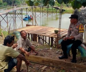 Bhabinkamtibmas Desa Karang Bindu sambang dan sosialisasi kepada warga tentang situasi kamtibmas