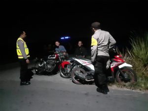 Patroli Malam Hari Anggota Polsek Jogoroto Memberi Himbauan Kepada Para Pemuda Agar Menjauhi Tiundakan Yang Melanggar Hukum