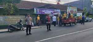 Personel Polsek Kedungwaru Lakukan Pengamanan dan Pengawalan Kegiatan Karnaval SMAKTA Thomas Aquino Tulungagung