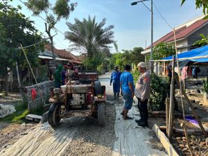 Antisipasi Penyimpangan Dana Desa, Kapolsek Cantigi Turun Langsung Monitoring Pengecoran Jalan Desa