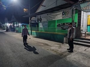 Personil Polsek Udanawu Susur Pemukiman Warga Dalam Rangka Menjaga Keamanan Dan Ketertiban Kamtibmas